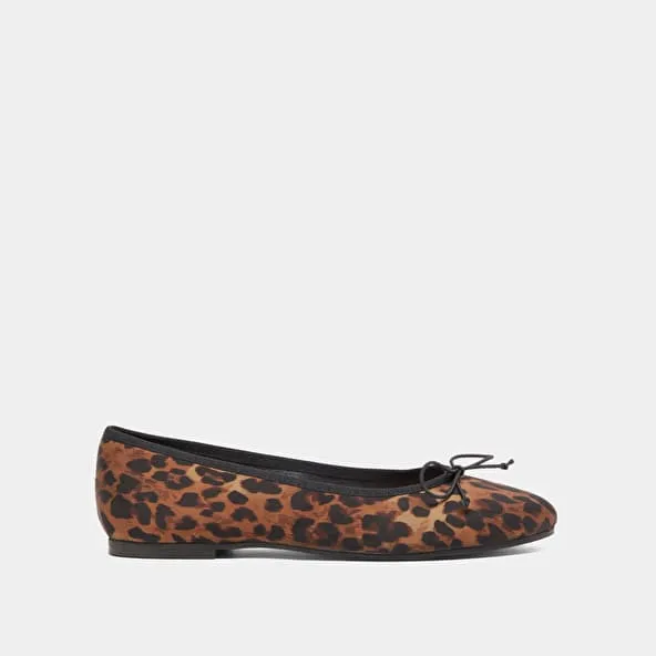 Ballet flats with laces in brown leopard textile