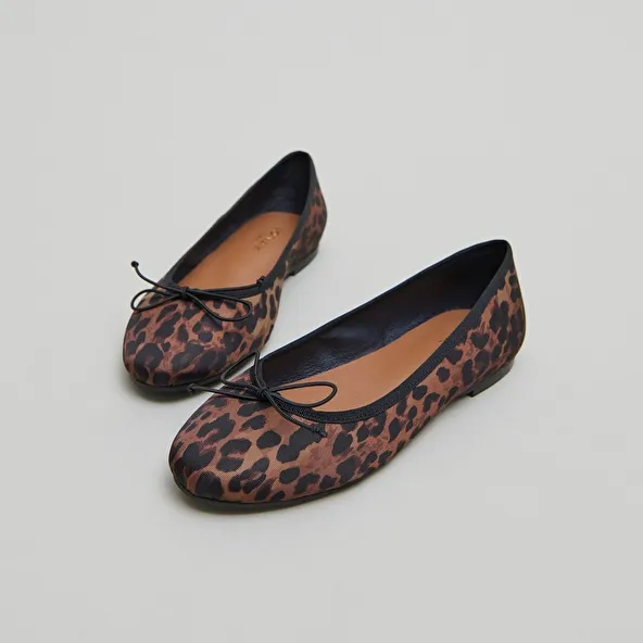 Ballet flats with laces in brown leopard textile