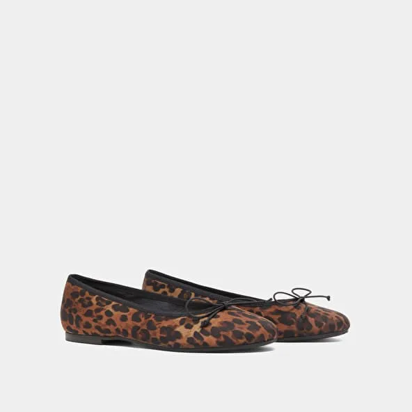 Ballet flats with laces in brown leopard textile