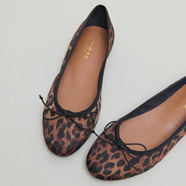 Ballet flats with laces in brown leopard textile