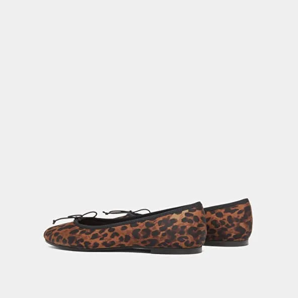 Ballet flats with laces in brown leopard textile