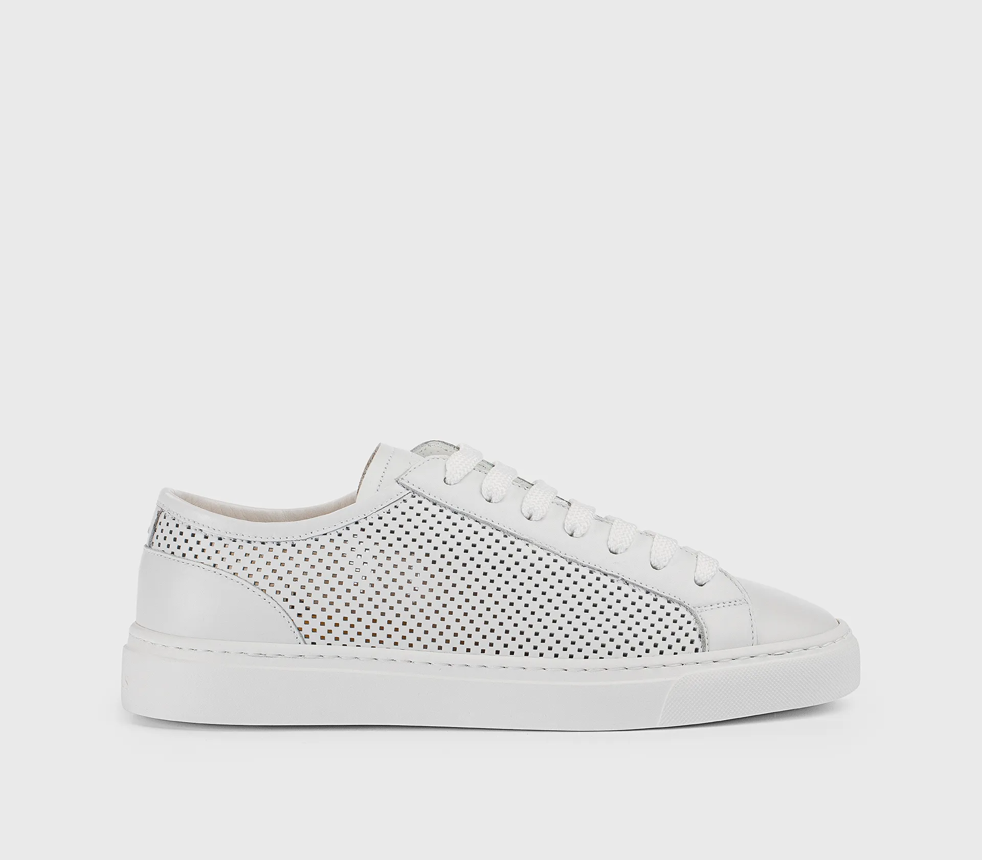 Sneaker in white perforated leather