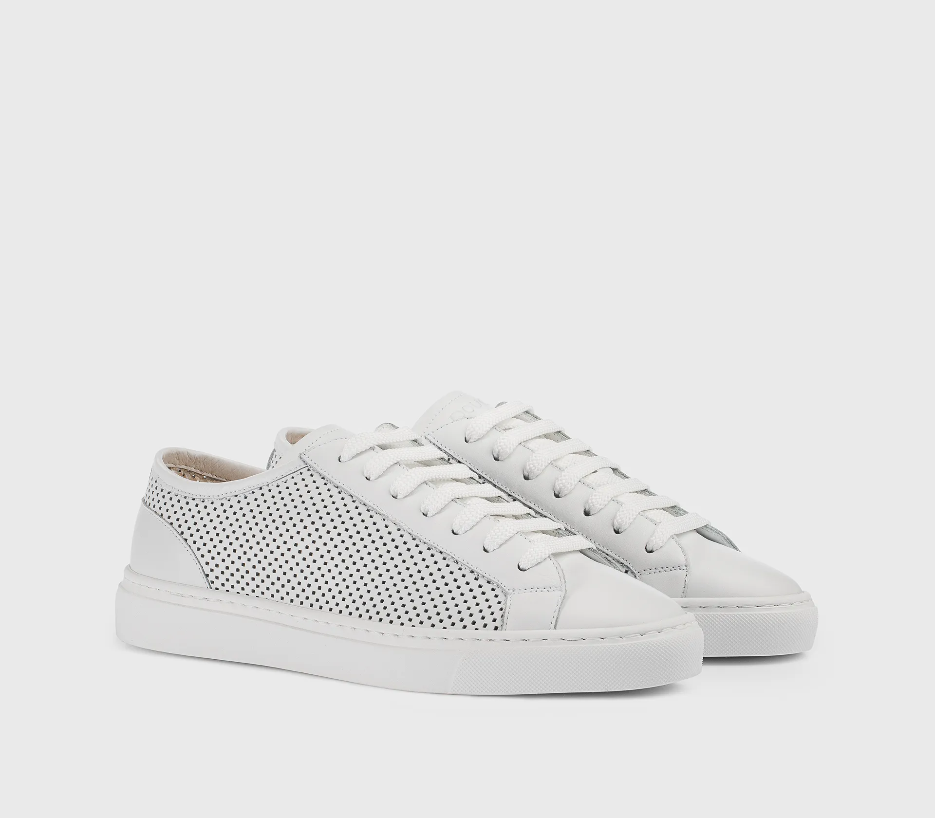 Sneaker in white perforated leather