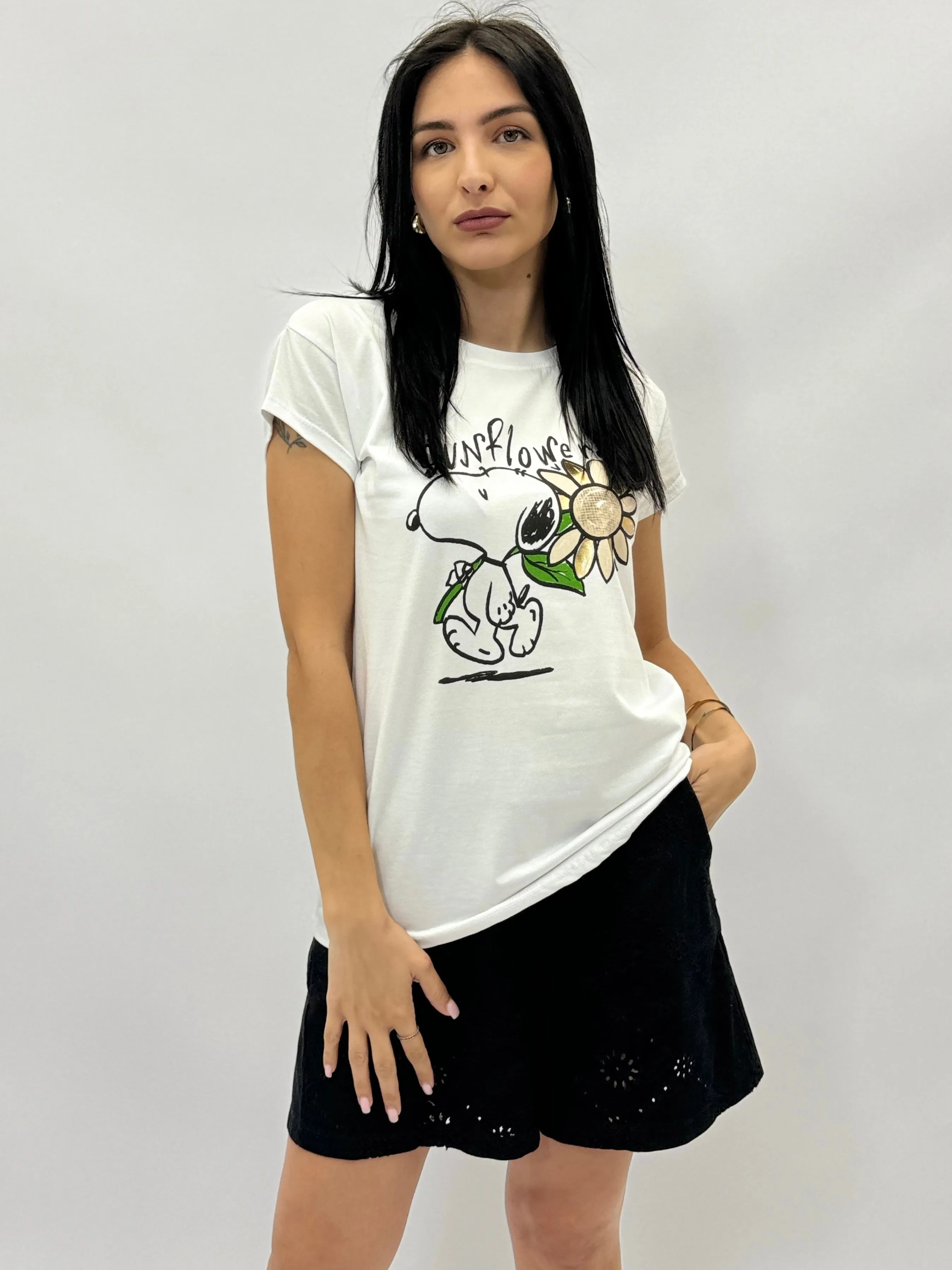 T-shirt con stampa snoopy e fiore