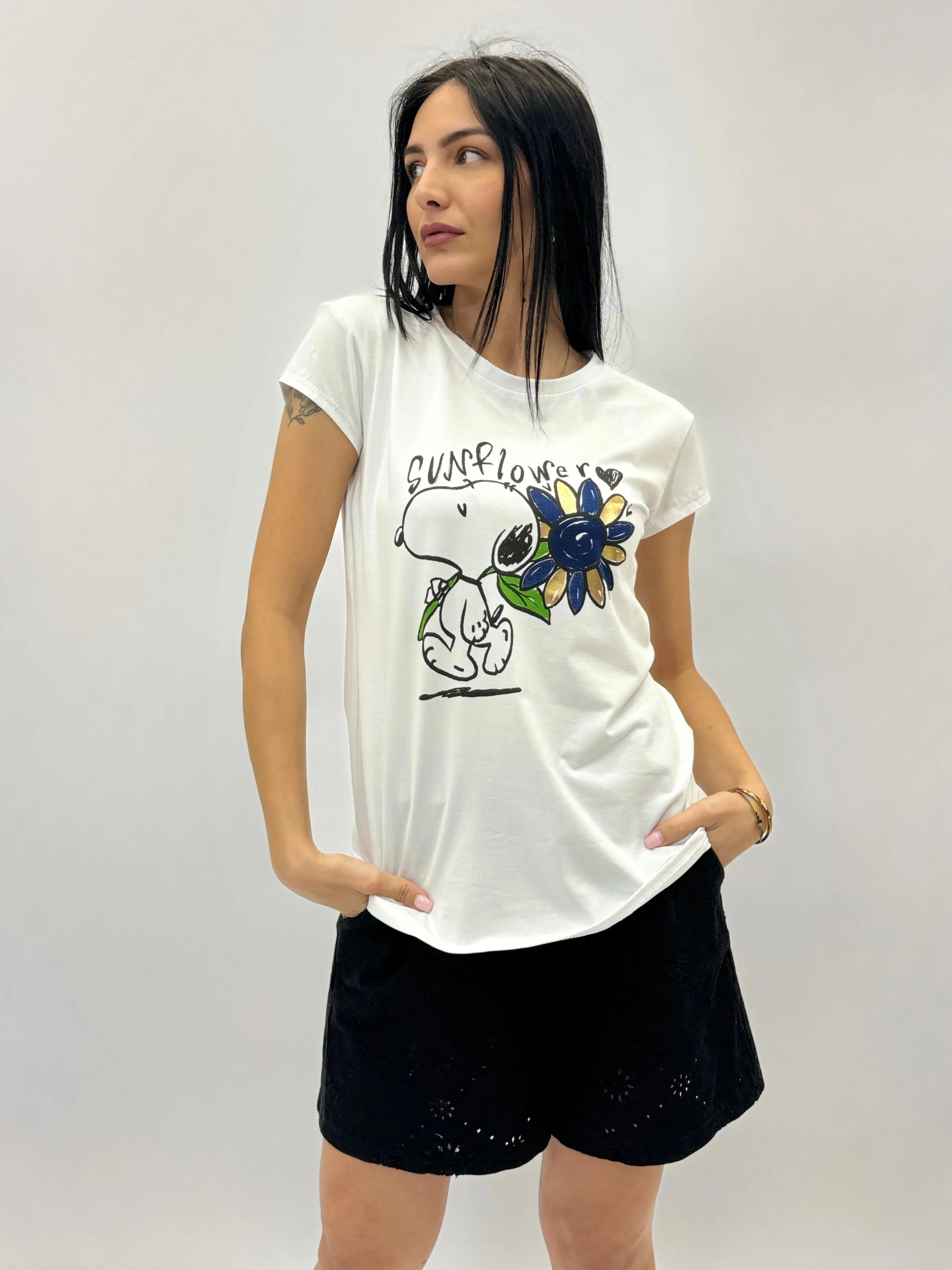 T-shirt con stampa snoopy e fiore