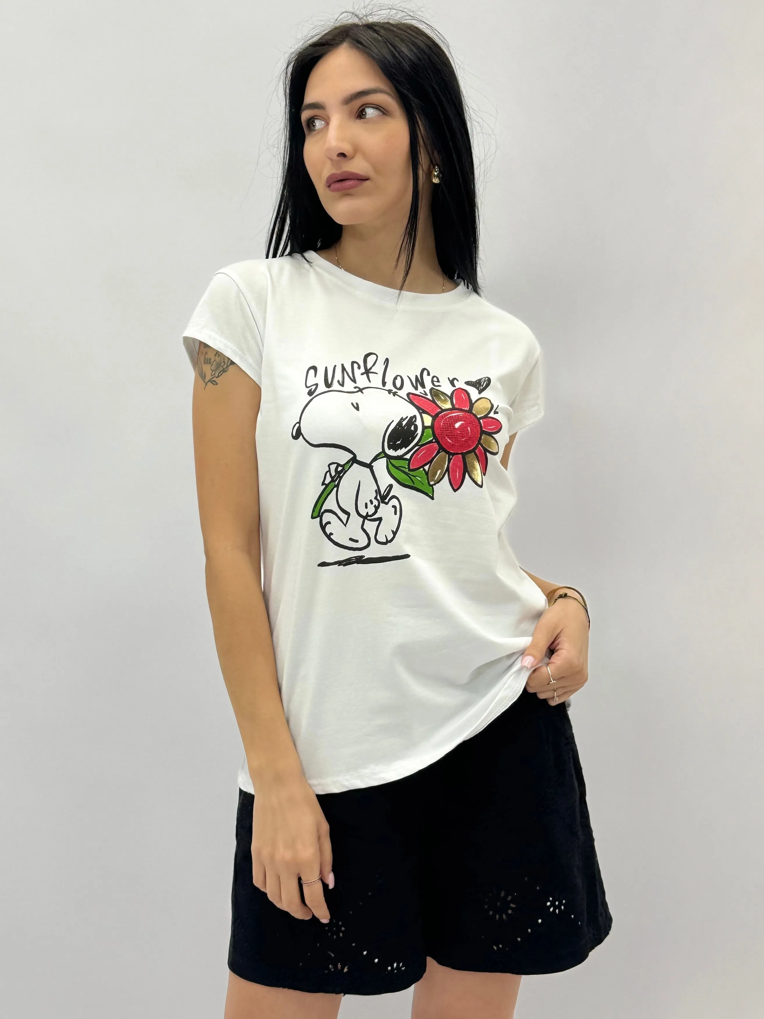 T-shirt con stampa snoopy e fiore