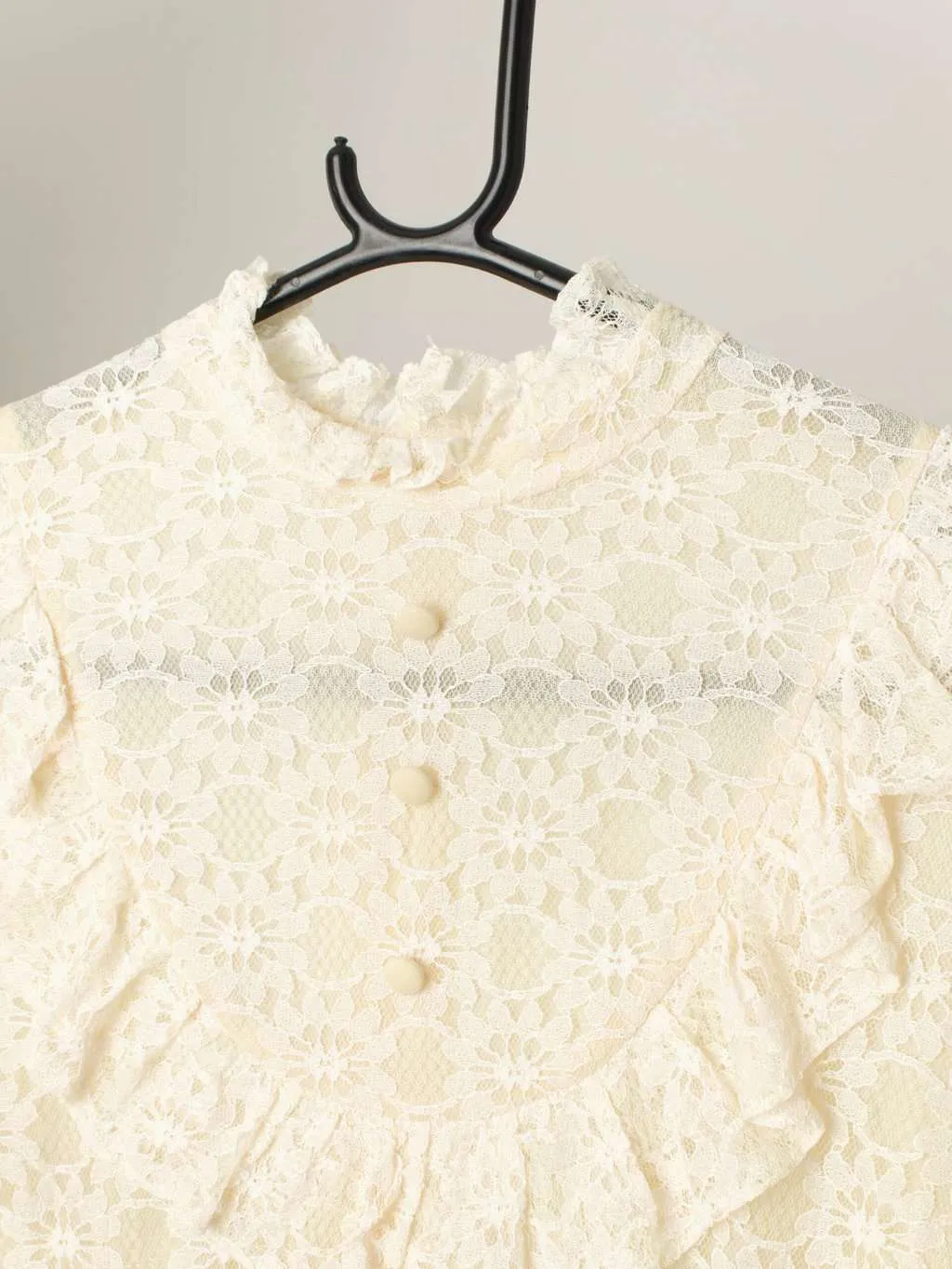 Vintage 70s lace blouse in pale beige with button up back – Medium